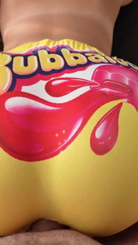 Fute o fată cu curul mare în pantaloni scurți bubbaloo