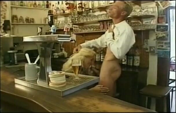 European Classics: Si cantik pirang menyepong kontol di bar