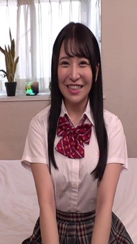年上の男性が厚い唇を持つファンタジーの笑顔の少女が深いキスと遊び心のある触れ合いに没頭し、激しいフィニッシュへと向かう