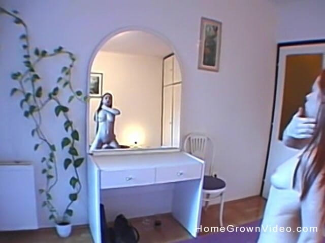 Homegrown GFs: De superbes lesbiennes se bouffent la chatte