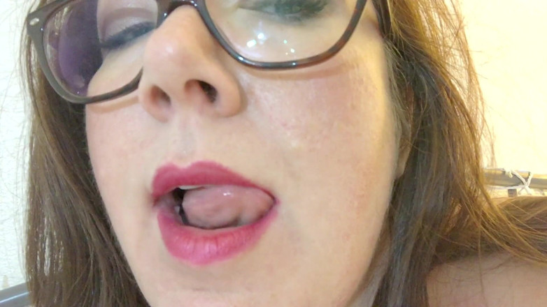 cutejayne: Geschrumpft und masturbiert auf deiner stiefmutter