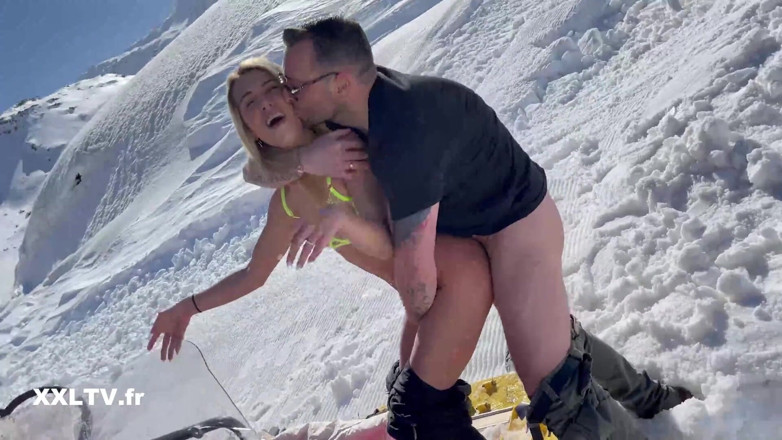 XXLTVFR: Snowy Sex Break