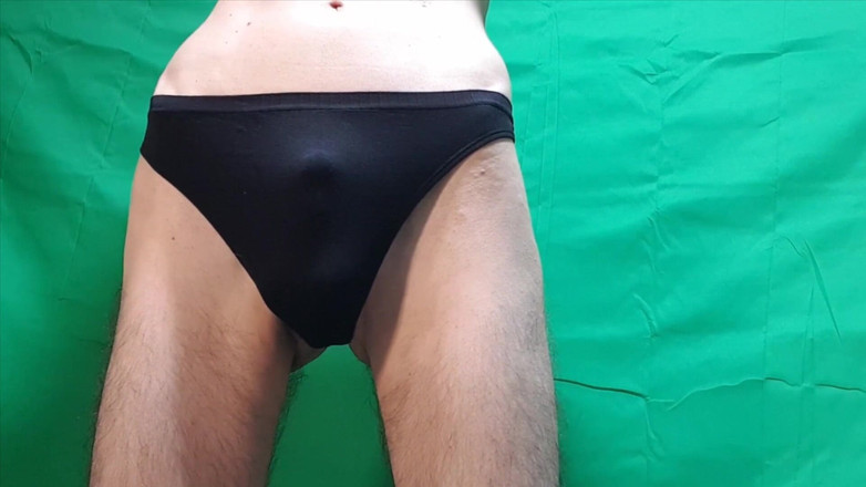 HeIsSooThin: Schwarzer tanga anprobieren