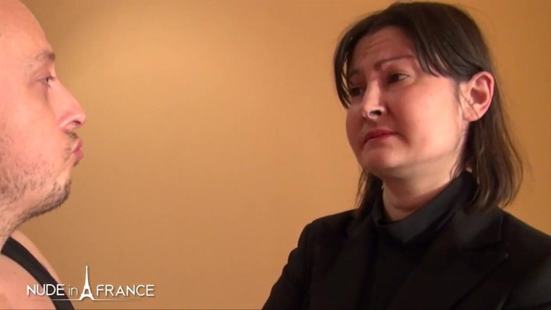Nude in France: Uptight brünette wird im büro schmutzig