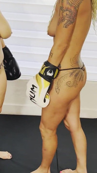 Nadia White vs Andi Vicious v boxingovém zápase nahoře bez
