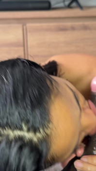 Saya memberikan blowjob sudut pandangan pertama yang sedap kepada zakar besar dan saya menelan semua air maninya yang lazat