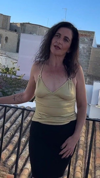 Noemi Picara'nın birden fazla yarağa ihtiyacı var! Üçlü seks arayan harika bir genç erkek avcısı