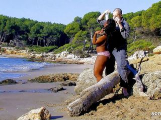Full porn collection: Ebenová teenagerka Nancy ošukaná cizími lidmi na dovolené na pláži