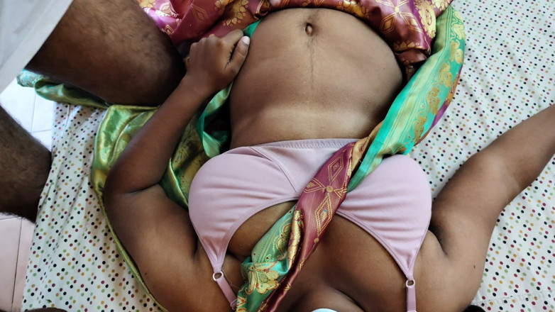 Inba: Schöne Hausfrau Teilt Bett Mit Freund