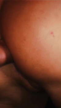 Angelika Black toma una polla gruesa mientras usa muslos negros