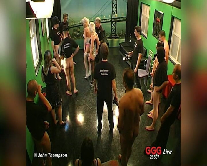 FUCK PARTY XXX and VINTAGE PARTY: Vivian Succhia Il Cazzo in Una Gangbang Dal Vivo Ggg...