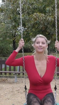 야외에서 벌거벗은 Katerina Hartlova