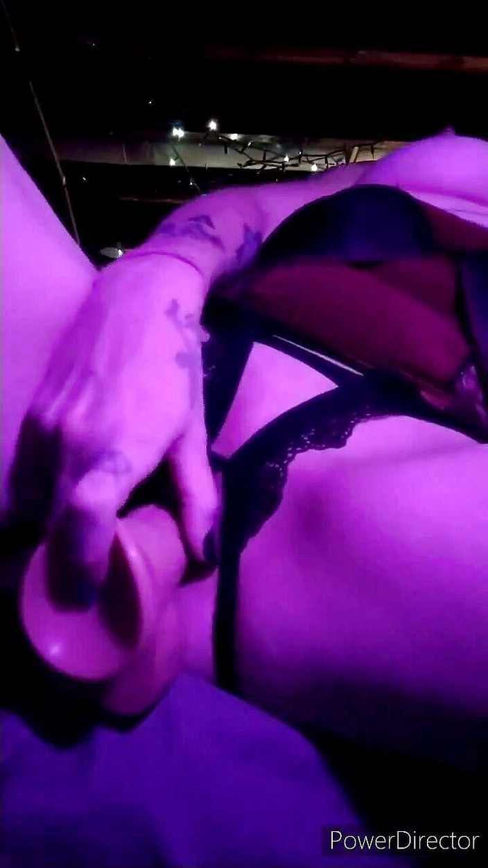 RenegadeVixxxen: 赤いドレスと濡れたおもちゃ