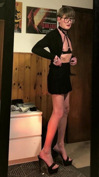 Doamna elegantă merge pe tocuri înalte