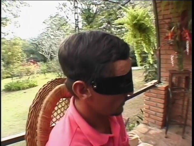 Latina Bang: Latina arrapata viene scopata a pecorina dal lato della casa