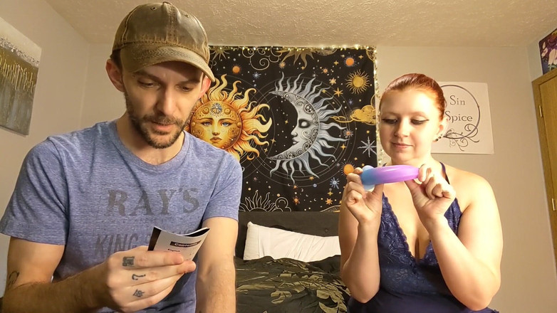 Sin Spice by Sophia Sinclair and Jasper Spice: 6 palcový silikonový fantasy dildo s rozbalováním sací kalhotkou a...