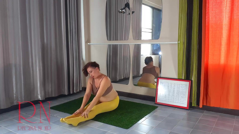 Regina Noir: Regina Noir. Yoga in collant gialli che fa yoga in...