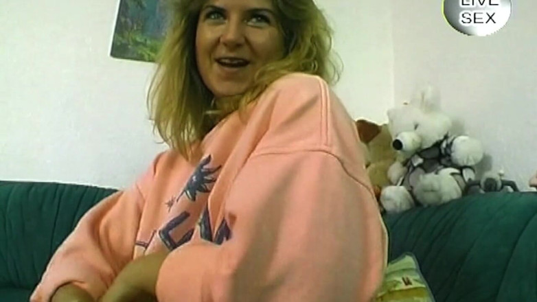 My German Amateurs: Amatur blonde menunggang dildo keras di bilik mandi