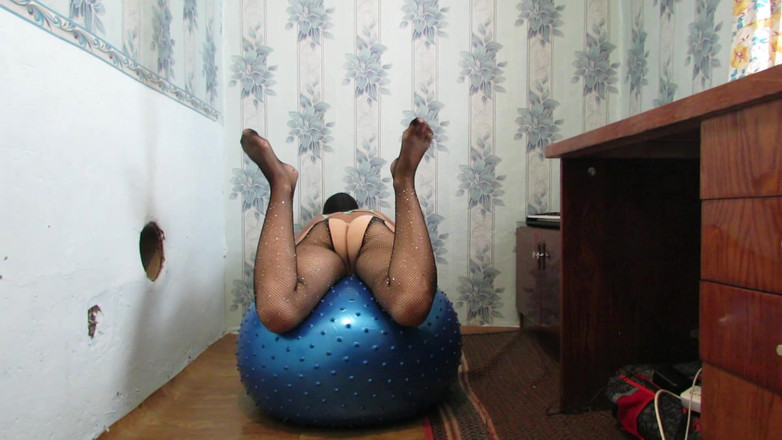 SexyAnka: Carica una miLF nuda su una palla