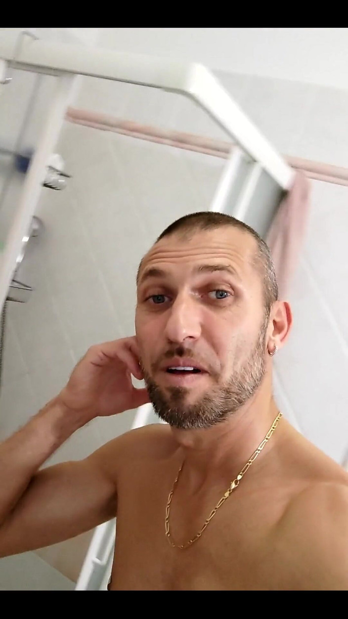 Boy jerking off: Banyoda rahatlama zamanı