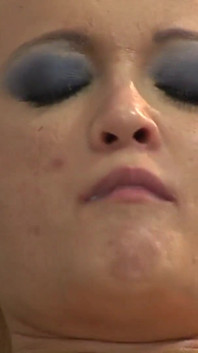 Skyrocketing vzrušení pro sexy blondýnku v tělocvičně fanatický bezohledný anální sex