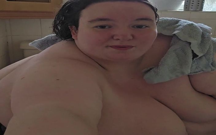 SSBBWLadyBrads: Werde trocken mit mir im badezimmer