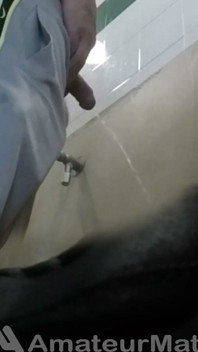 หนุ่ม Str8 มือสมัครเล่นโดนจับได้ว่าฉี่ที่โถปัสสาวะในห้องน้ําสาธารณะ