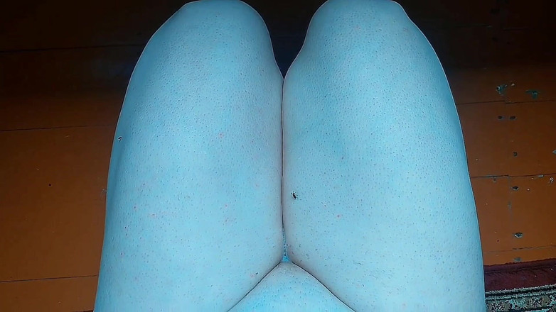 Kitty_Cross: Wunderschöner femboy trägt funkelnige strumpfhose unter durchschmÃ¤nchenem kleid