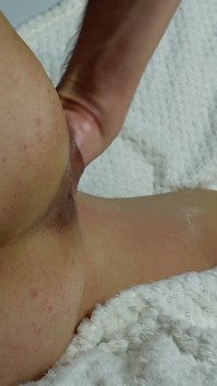 Esposa amateur MILF haciendo puños en el sofá squirt real squirting desde polaco