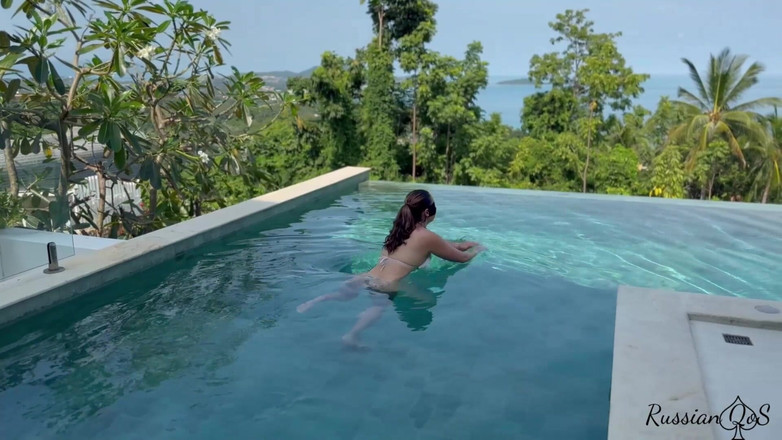 RussianQOS: Masturbuje u bazénu v luxusní vile