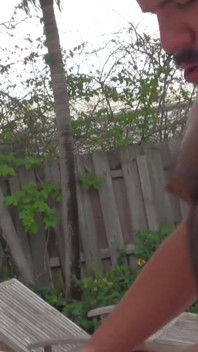 BEARFILMS - Lanz Adams, ours poilu, se fait baiser sans capote par Randy Taintmoore