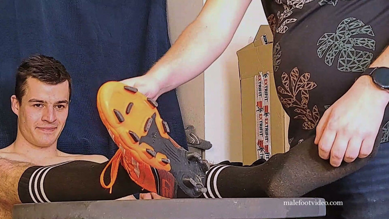 Czech male foot: มงกุฎแห่งชัยชนะ: ผูกไว้ใต้เท้าของนักฟุตบอลดาวรุ่ง คูเพน