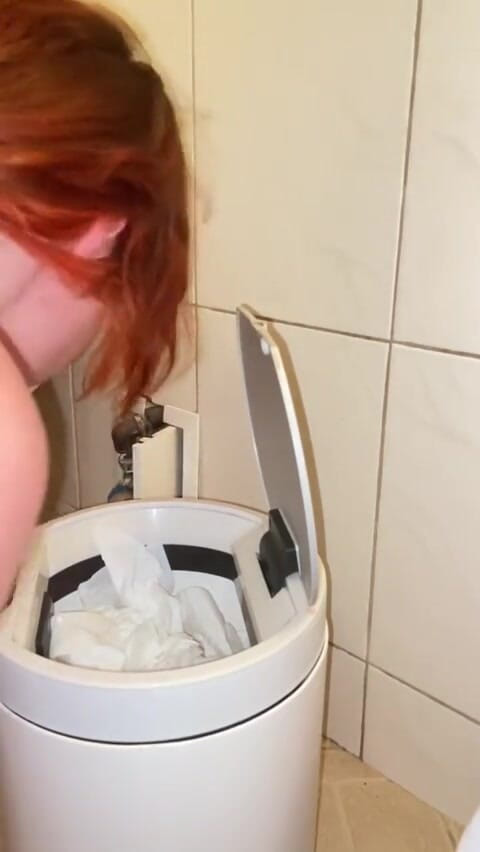 Elena917: Pissing and cleaning the toilet with my tongue