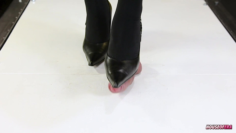House of Era: Füße in pumpschuhen CBT-ballbusting