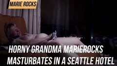 La abuela cachonda MarieRocks se masturba en un hotel de Seattle