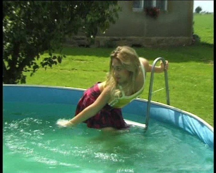 VintageXMovies: Hravá nadržená blonďatá teenagerka škádlí v bazénu - Mokré bikiny a hra...