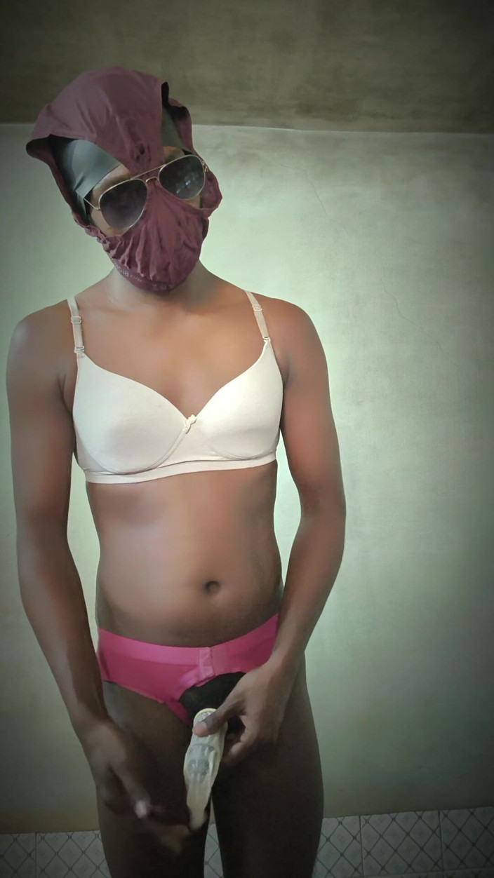 TS Azzy: TS Azzy melakukan melancap handjob sendiri dengan kondom