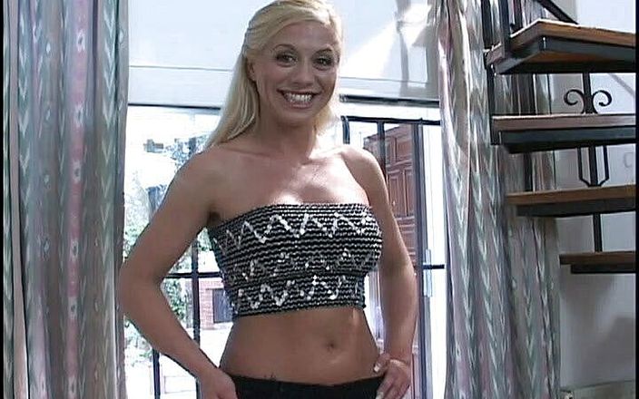 CBD Media: Sharon Wite, petite amie blonde sexy à forte poitrine, se fait...