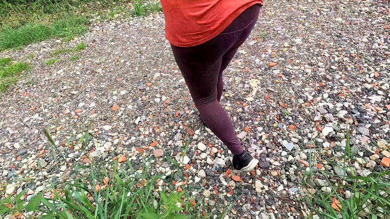 Bouncy Tits Action: Entraînement des seins à Pasture et Meadow