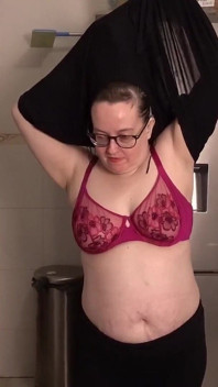Sexy strippende legging top beha en onderbroek in de keuken