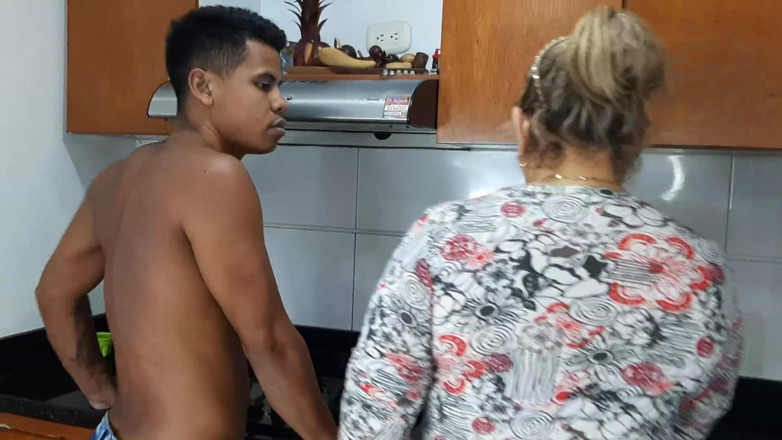 Miller Family: Întâlnire sexuală cu matură sexy - îi place când îmi bag limba în ea