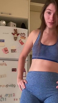 La ragazza pelosa carina vuole usarti come vuole