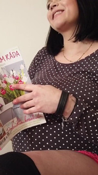 Вагітна Шіоне Купер на 9 місяці підстрибує і смокче цицьки