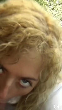 Olds Fuck Dolls - Si jalang muda Sarah Sweet memberikan blowjob sudut pandangan pertama kepada lelaki tua di dalam kereta