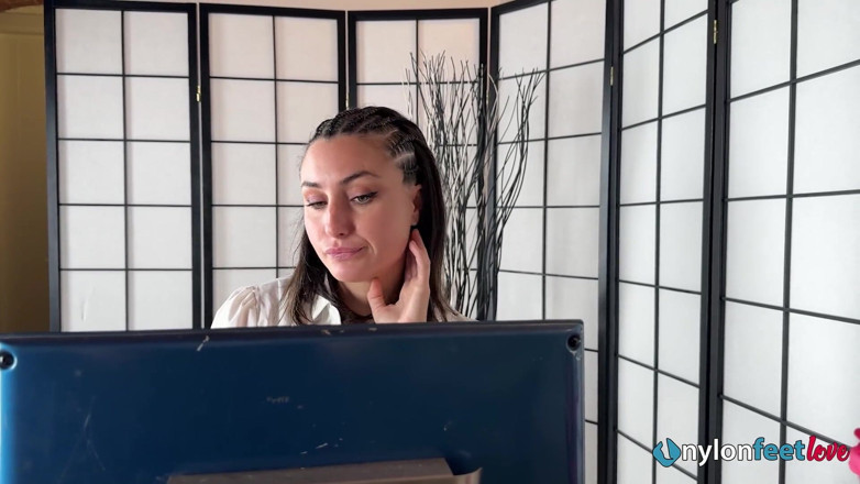 Best Nylon Feet Videos: Chơi giày vào ngày đầu tiên của sexytary tại nơi làm...