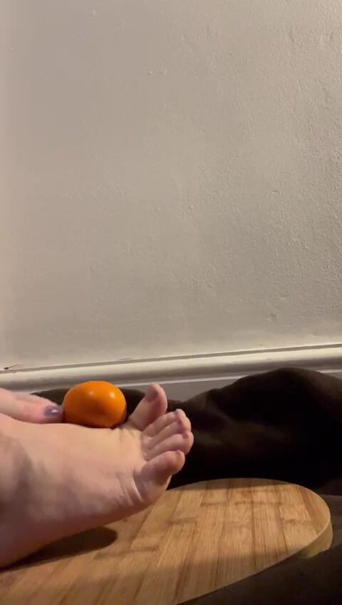 MeandMrs: 맨발의 으스스한 오렌지