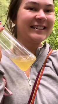 Extremes Öffentliches Pissespiel Im Park - Drinks & Gurgelt Volle Flasche
