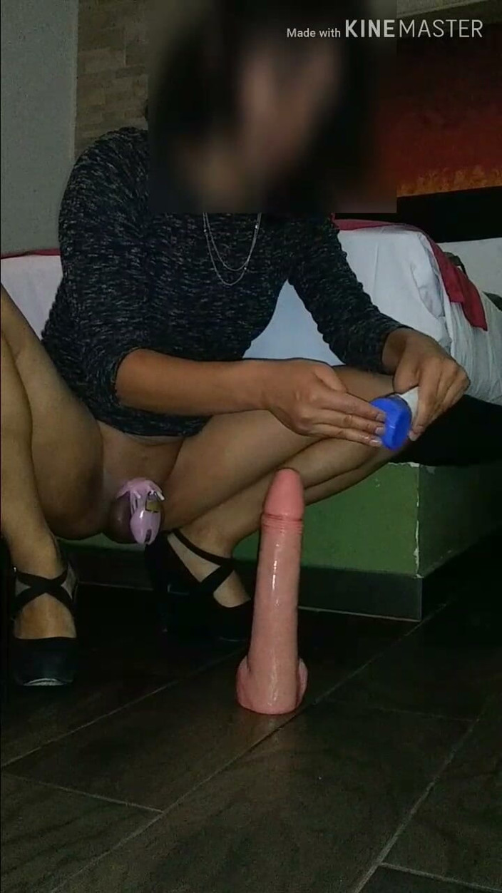 Traviezisha: Sissy un lồng trinh tiết màu hồng thích lấp đầy mông...