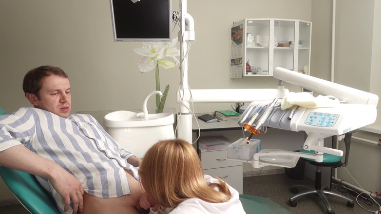 Anal Fans Couple: Doktor gigi menggoda pelatih di tempat kerja dan dia mengongkeknya...