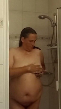 Mujer madura con pechos pequeños y trasero grande en la ducha